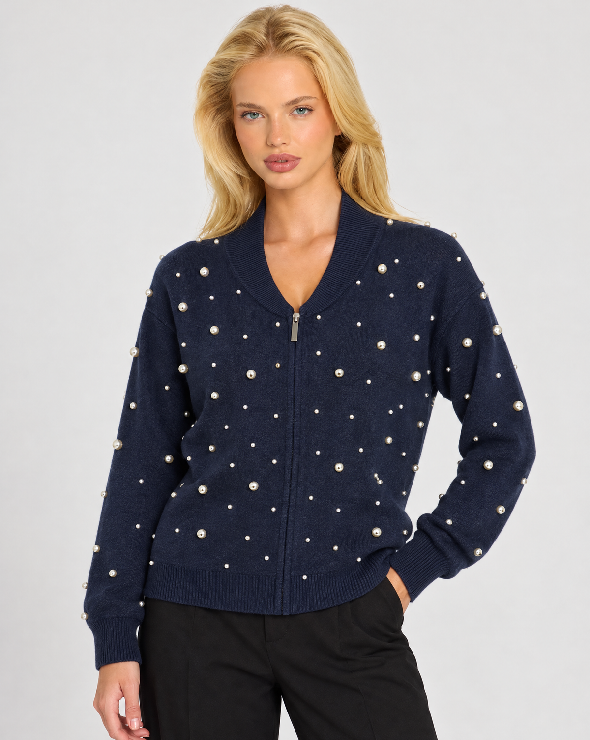 Maglia con zip dettaglio perle blu navy – Polly 7, posa tre quarti