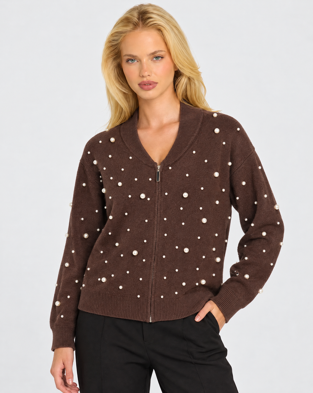 Maglia con zip dettaglio perle marrone scuro – Polly 7, posa tre quarti
