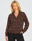 Maglia con zip dettaglio perle marrone scuro – Polly 7, posa tre quarti