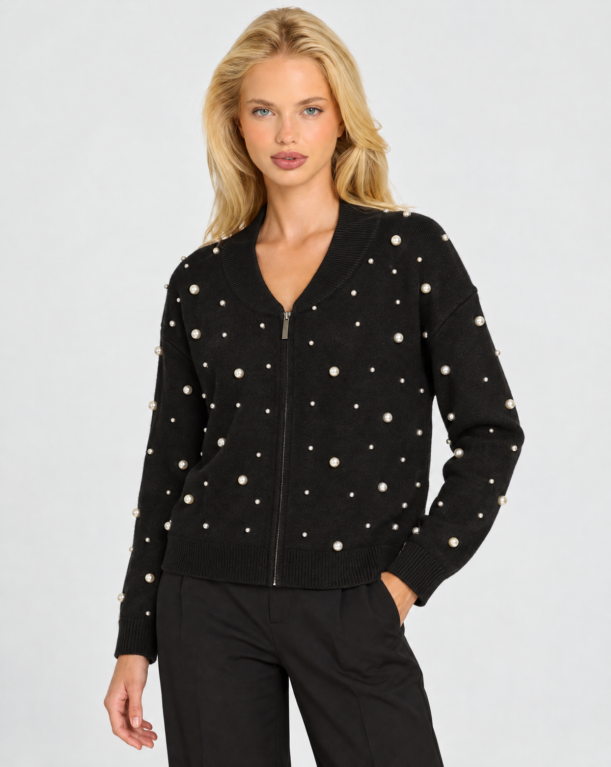 Maglia con zip dettaglio perle nero – Polly 7, posa tre quarti