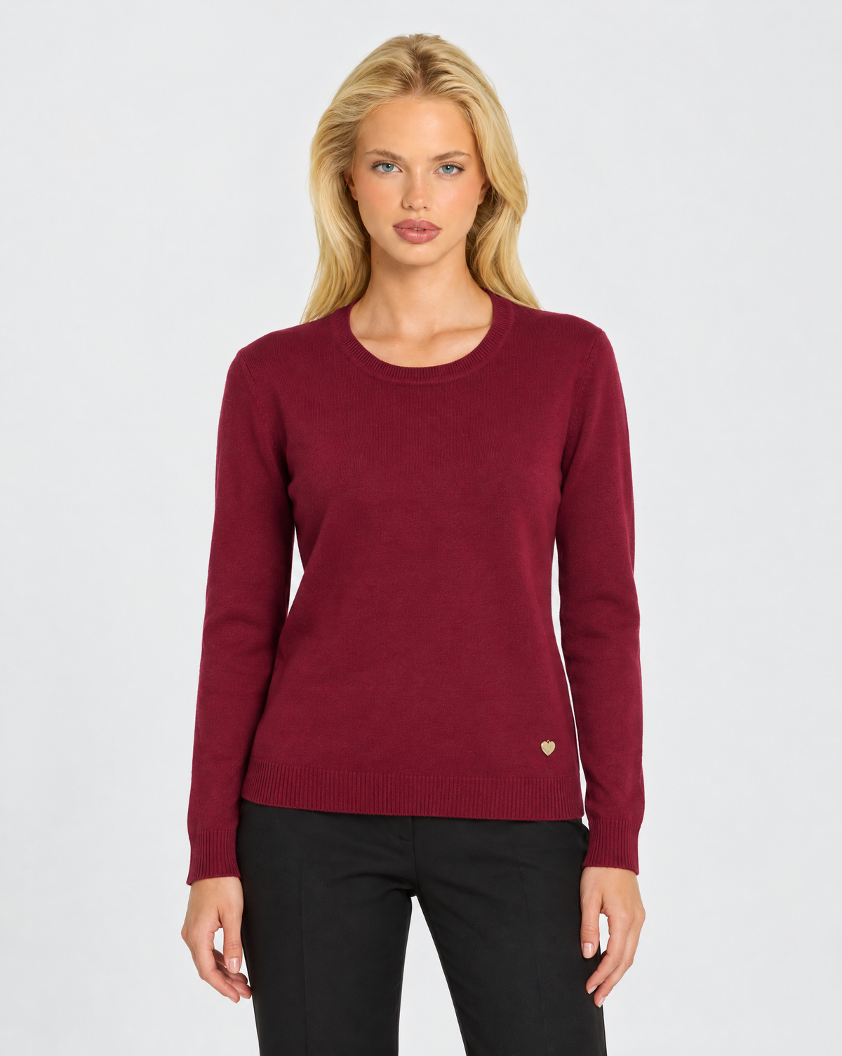 Maglione basic morbida girocollo n22 108 Bordeaux indossato da Polly 7 – frontale