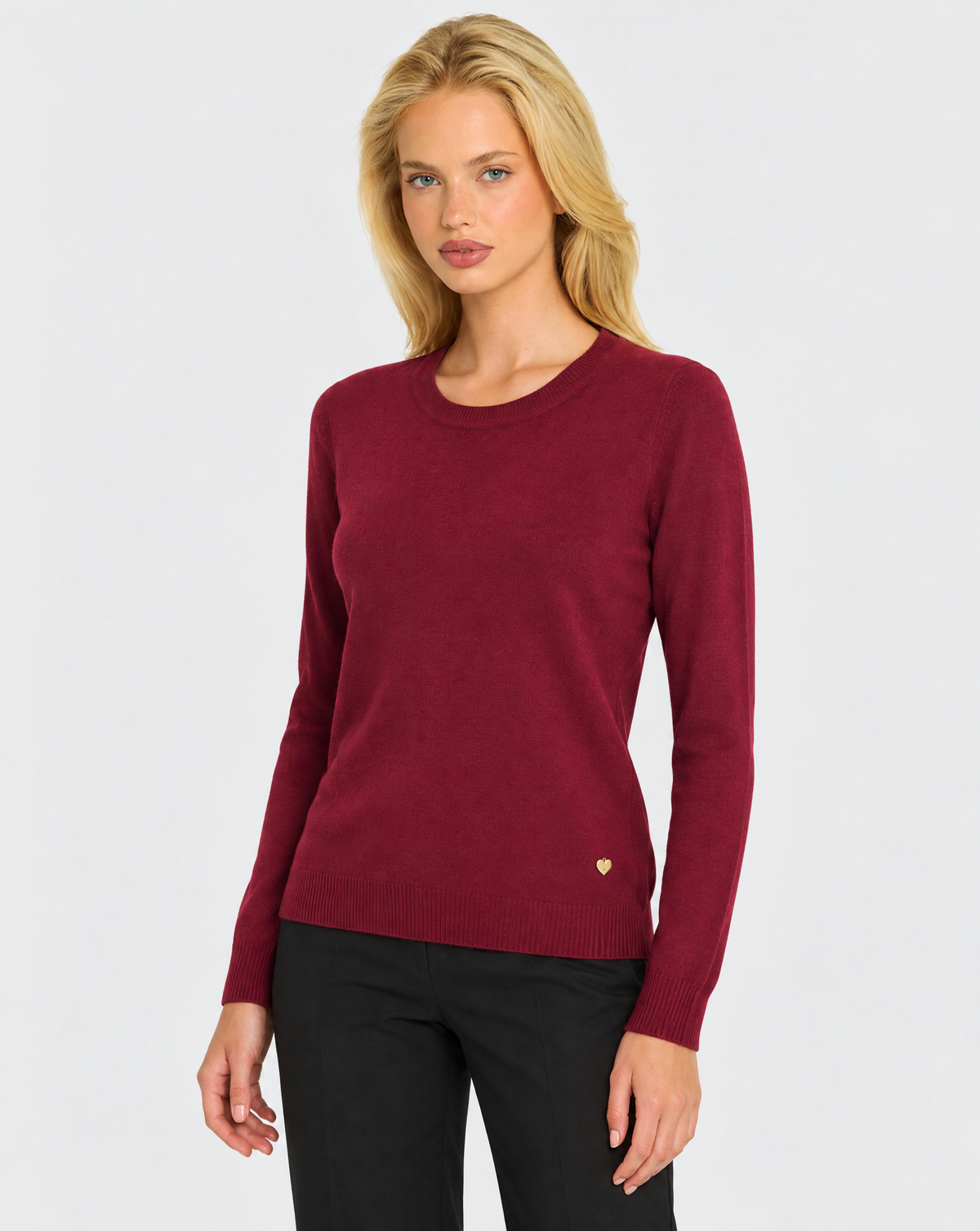 Maglione basic morbida girocollo n22 108 Bordeaux indossato da Polly 7 – tre quarti