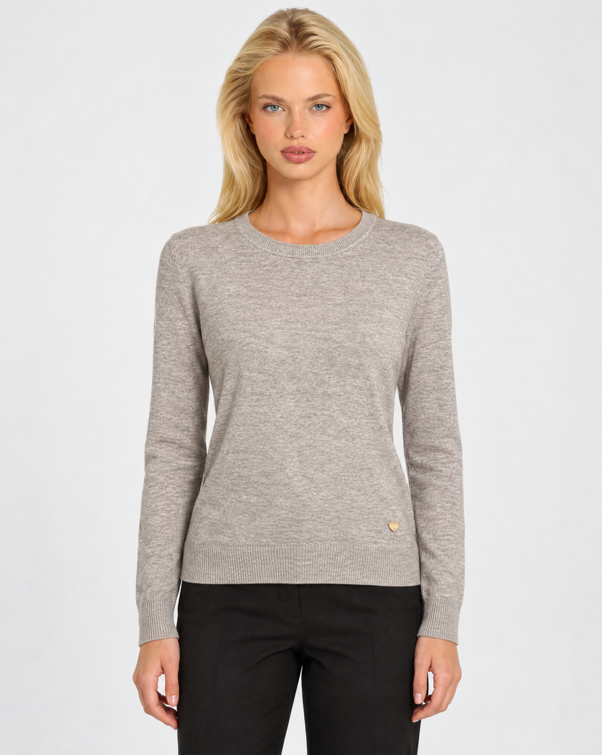Maglione basic morbida girocollo n22 108 Fango indossato da Polly 7 – frontale