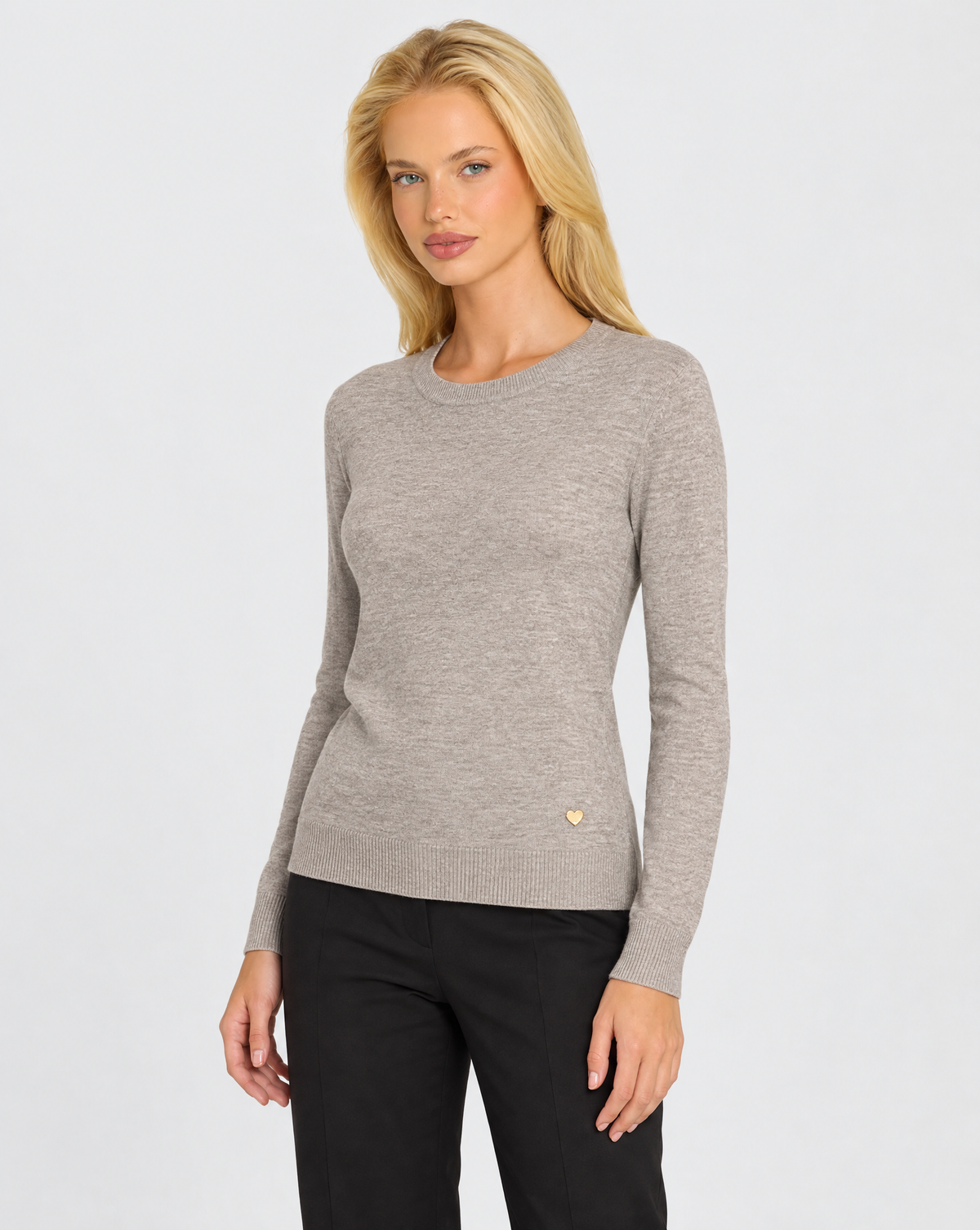 Maglione basic morbida girocollo n22 108 Fango indossato da Polly 7 – tre quarti