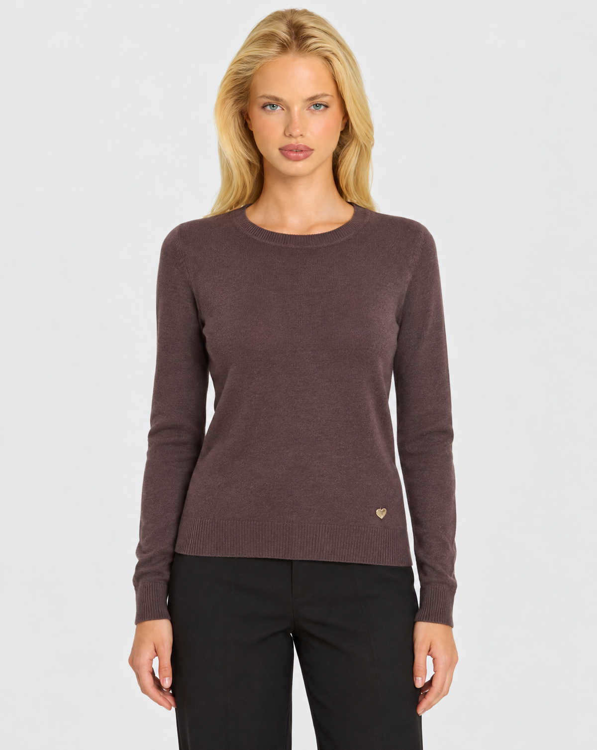 Maglione basic morbida girocollo n22 108 Marrone indossato da Polly 7 – frontale