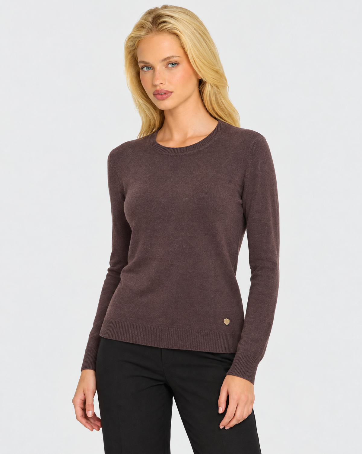 Maglione basic morbida girocollo n22 108 Marrone indossato da Polly 7 – tre quarti