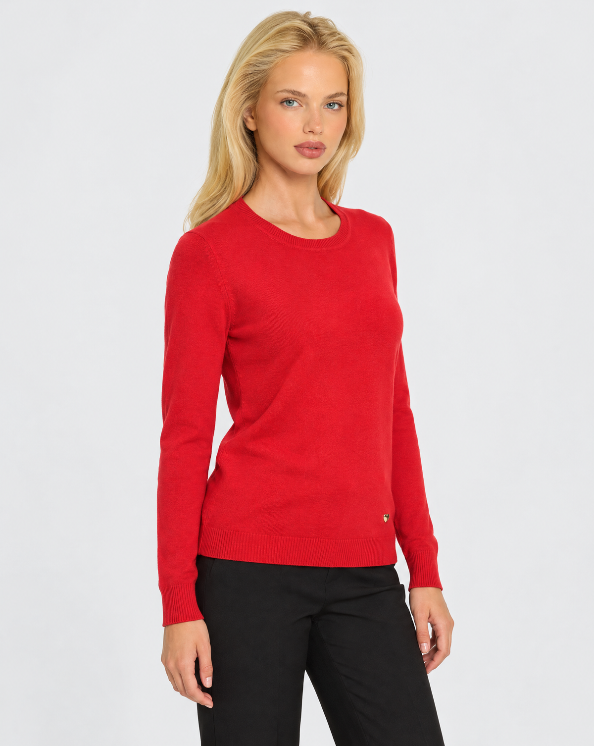 Maglione basic morbida girocollo n22 108 Rosso indossato da Polly 7 – tre quarti