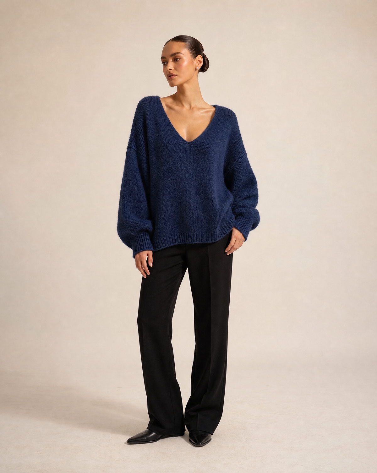 Maglione morbido con scollo a V blu, indossato da Polly 6, vista tre quarti