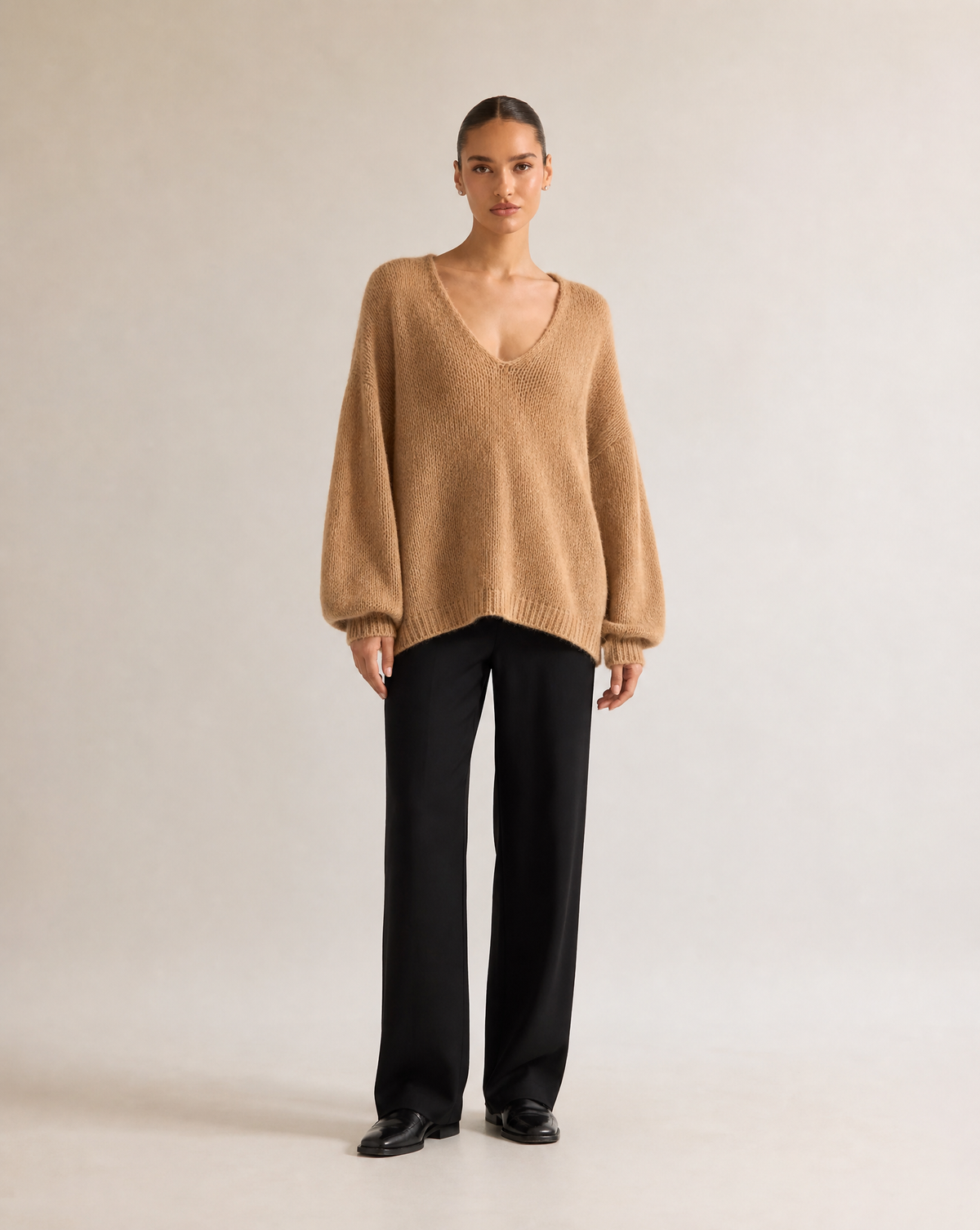 Maglione morbido con scollo a V camel, indossato da Polly 6, vista frontale