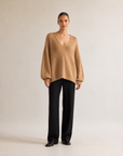 Maglione morbido con scollo a V camel, indossato da Polly 6, vista frontale