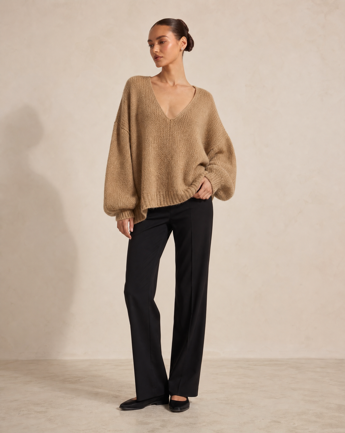 Maglione morbido con scollo a V camel, indossato da Polly 6, vista tre quarti