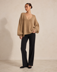 Maglione morbido con scollo a V camel, indossato da Polly 6, vista tre quarti