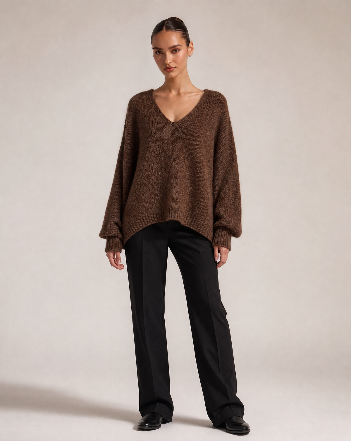 Maglione morbido con scollo a V marrone, indossato da Polly 6, vista frontale