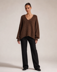 Maglione morbido con scollo a V marrone, indossato da Polly 6, vista frontale