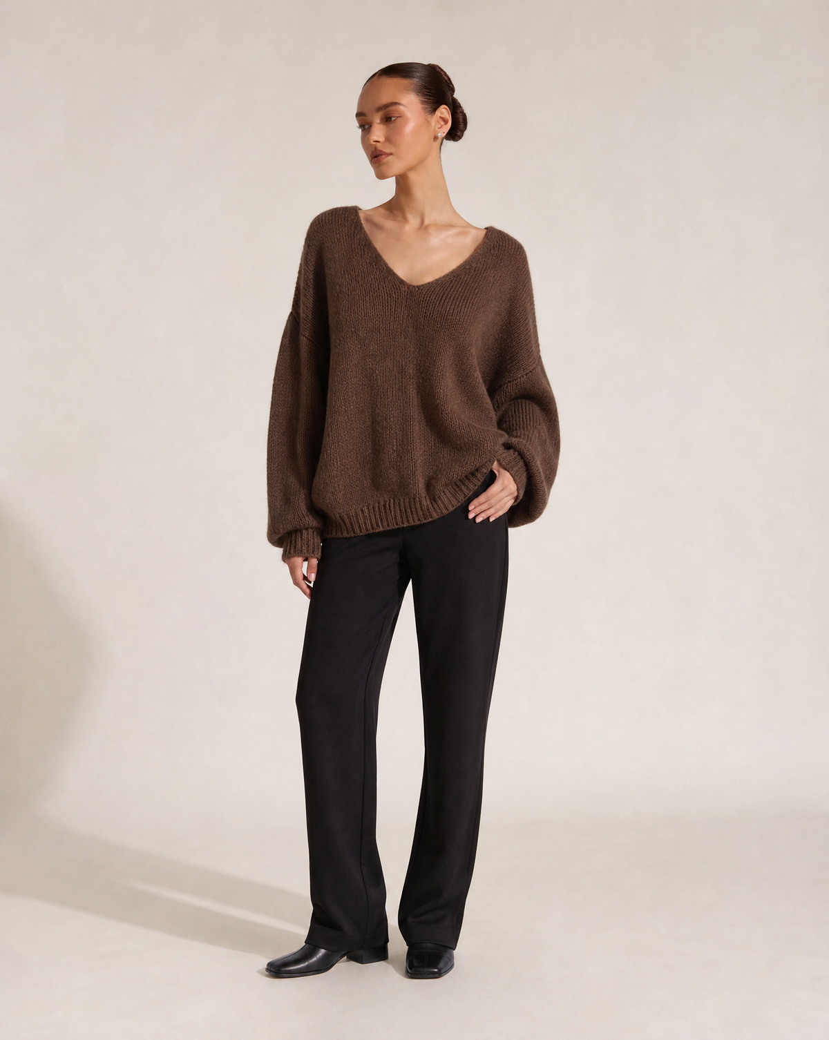 Maglione morbido con scollo a V marrone, indossato da Polly 6, vista tre quarti
