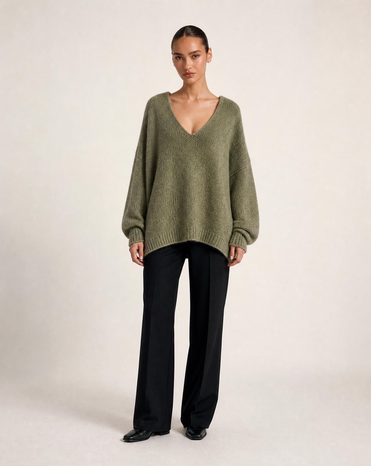 Maglione morbido con scollo a V verde militare, indossato da Polly 6, vista frontale