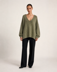 Maglione morbido con scollo a V verde militare, indossato da Polly 6, vista frontale