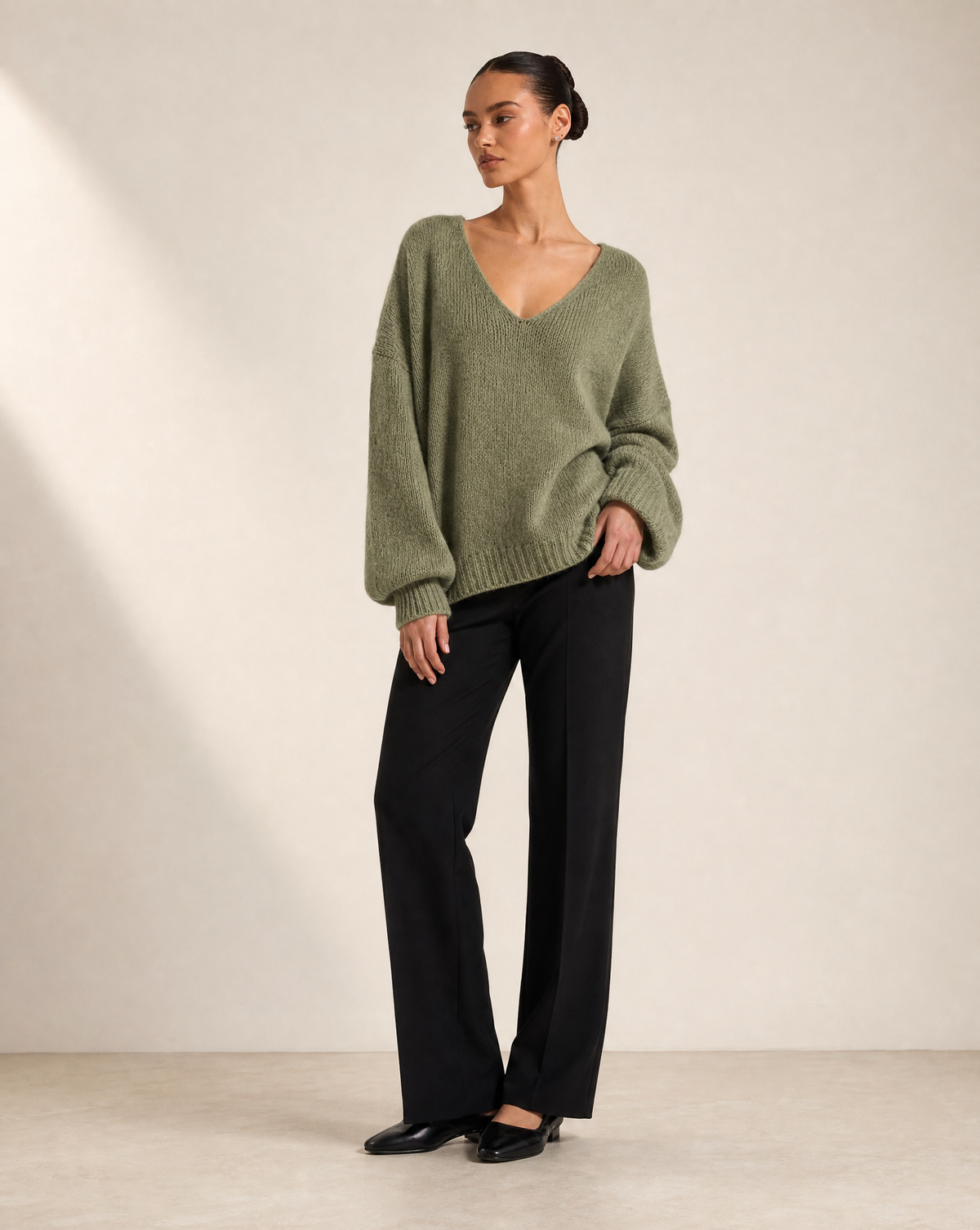 Maglione morbido con scollo a V verde militare, indossato da Polly 6, vista tre quarti