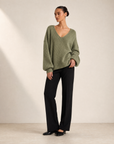 Maglione morbido con scollo a V verde militare, indossato da Polly 6, vista tre quarti