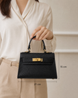 Mini bag nera portata a mano, dimensioni 21 × 15 cm