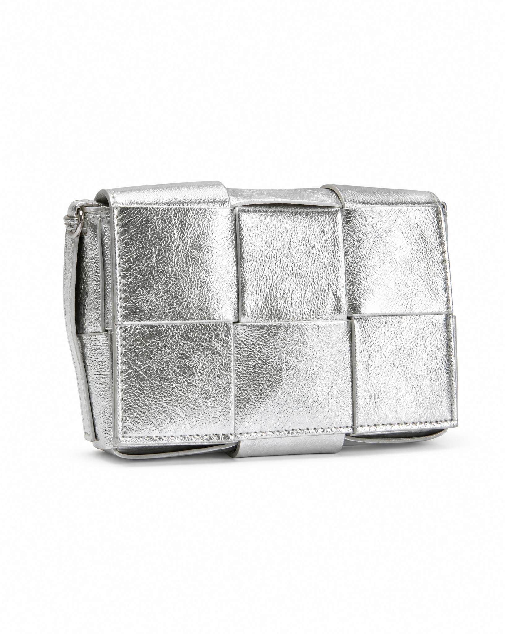 Mini bag intrecciata in vera pelle color argento su sfondo bianco