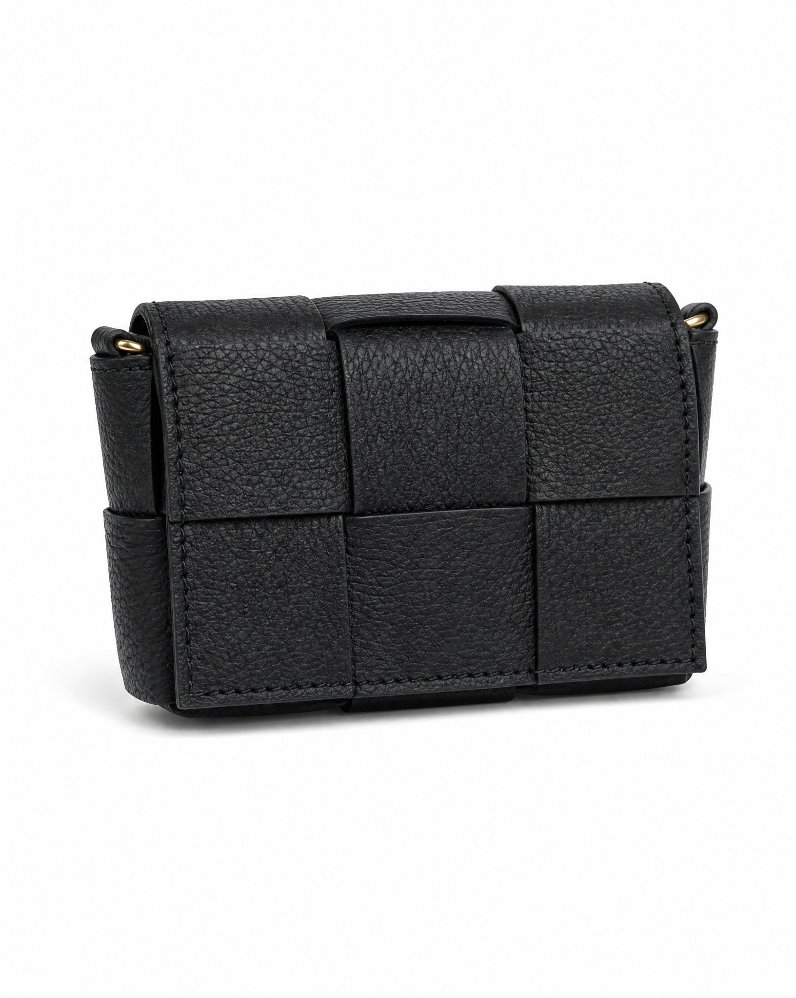 Mini bag intrecciata in vera pelle nera su sfondo bianco, vista frontale