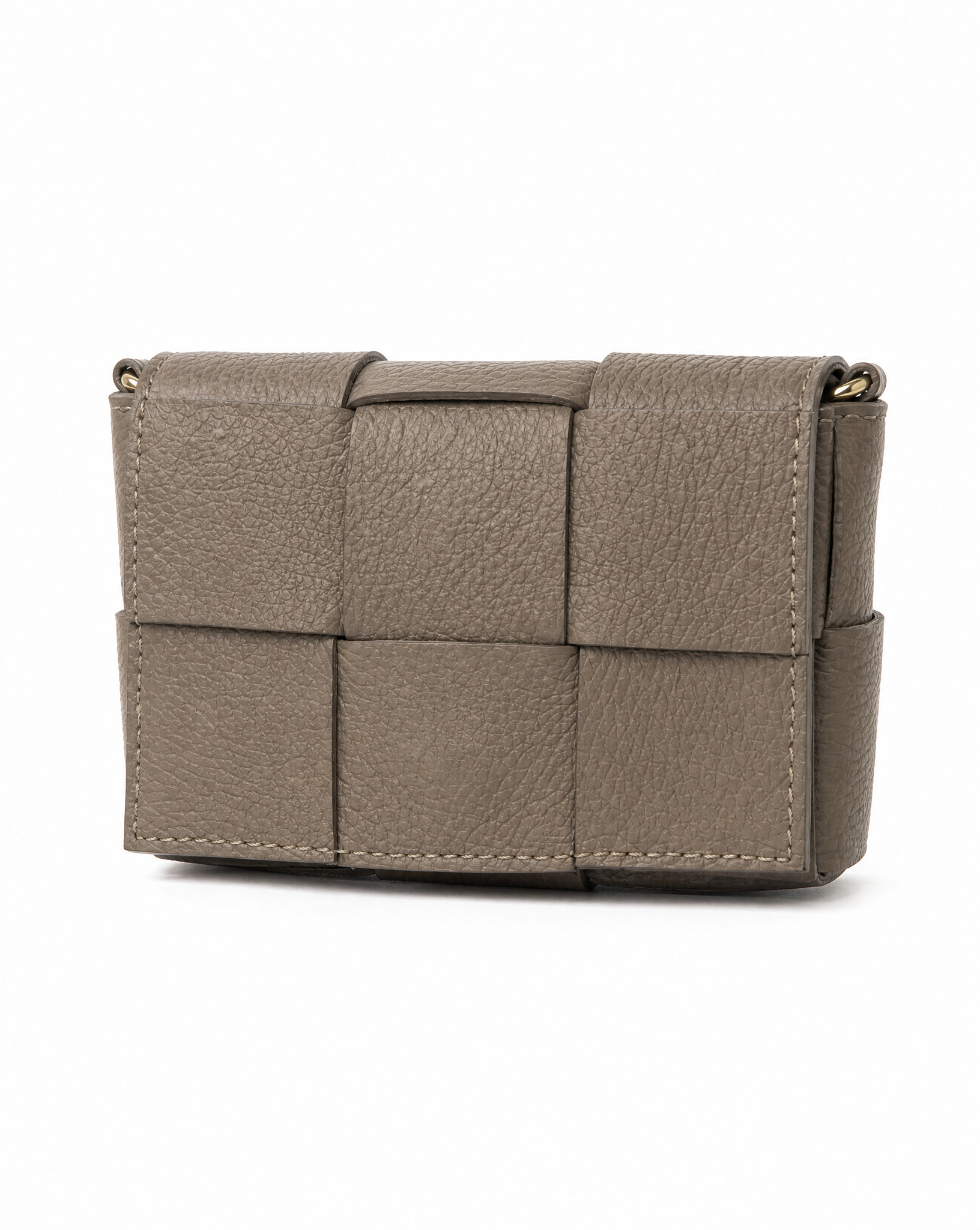 Mini bag intrecciata in vera pelle color taupe su sfondo bianco