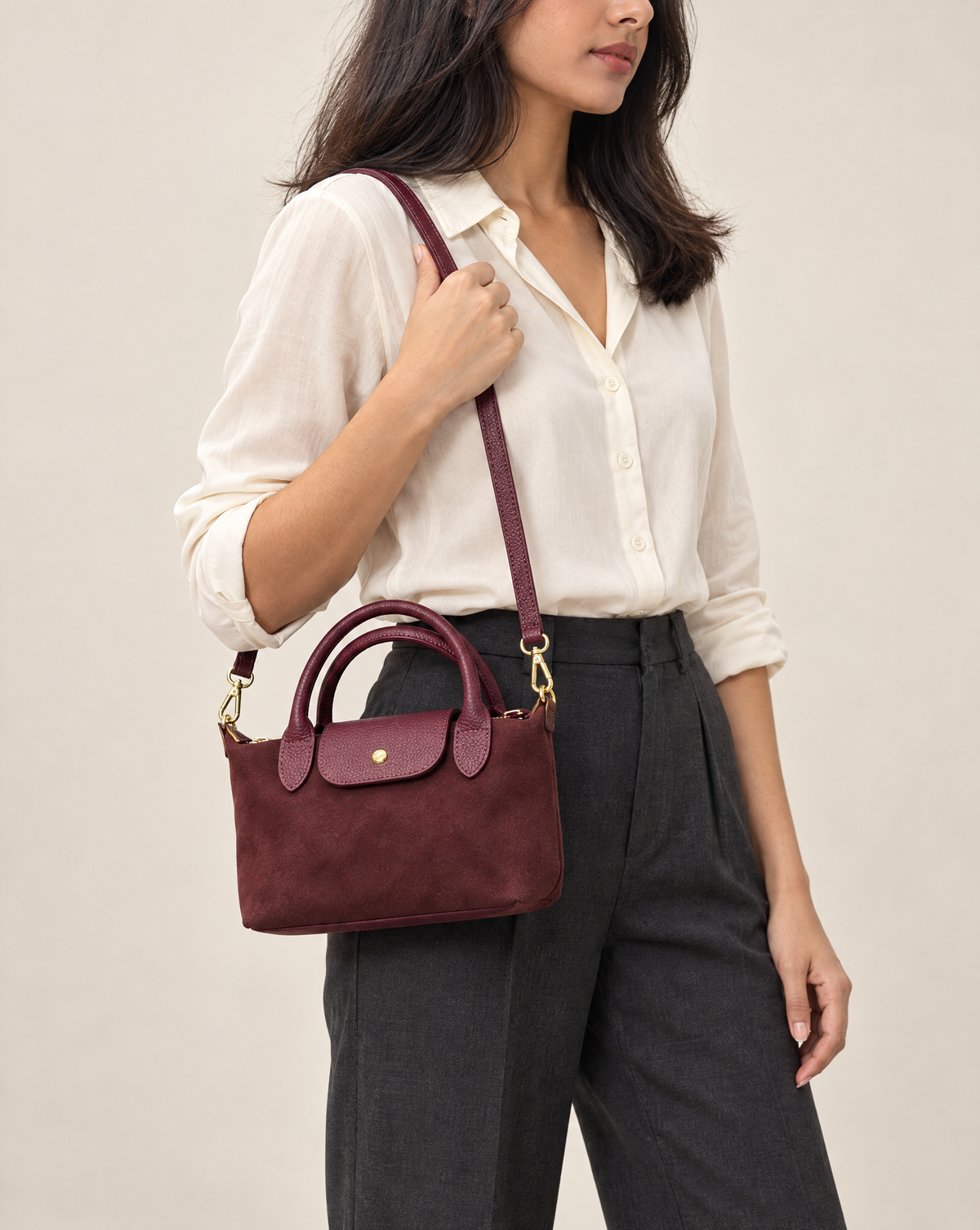 Mini borsa effetto scamosciato bordeaux indossata a spalla