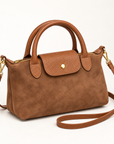 Mini borsa effetto scamosciato camel – vista tre quarti con tracolla