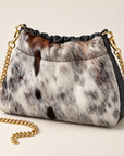 Mini borsa in vera pelle maculata con catena dorata, vista a tre quarti