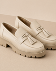 Mocassini beige da donna con nappine e suola chunky