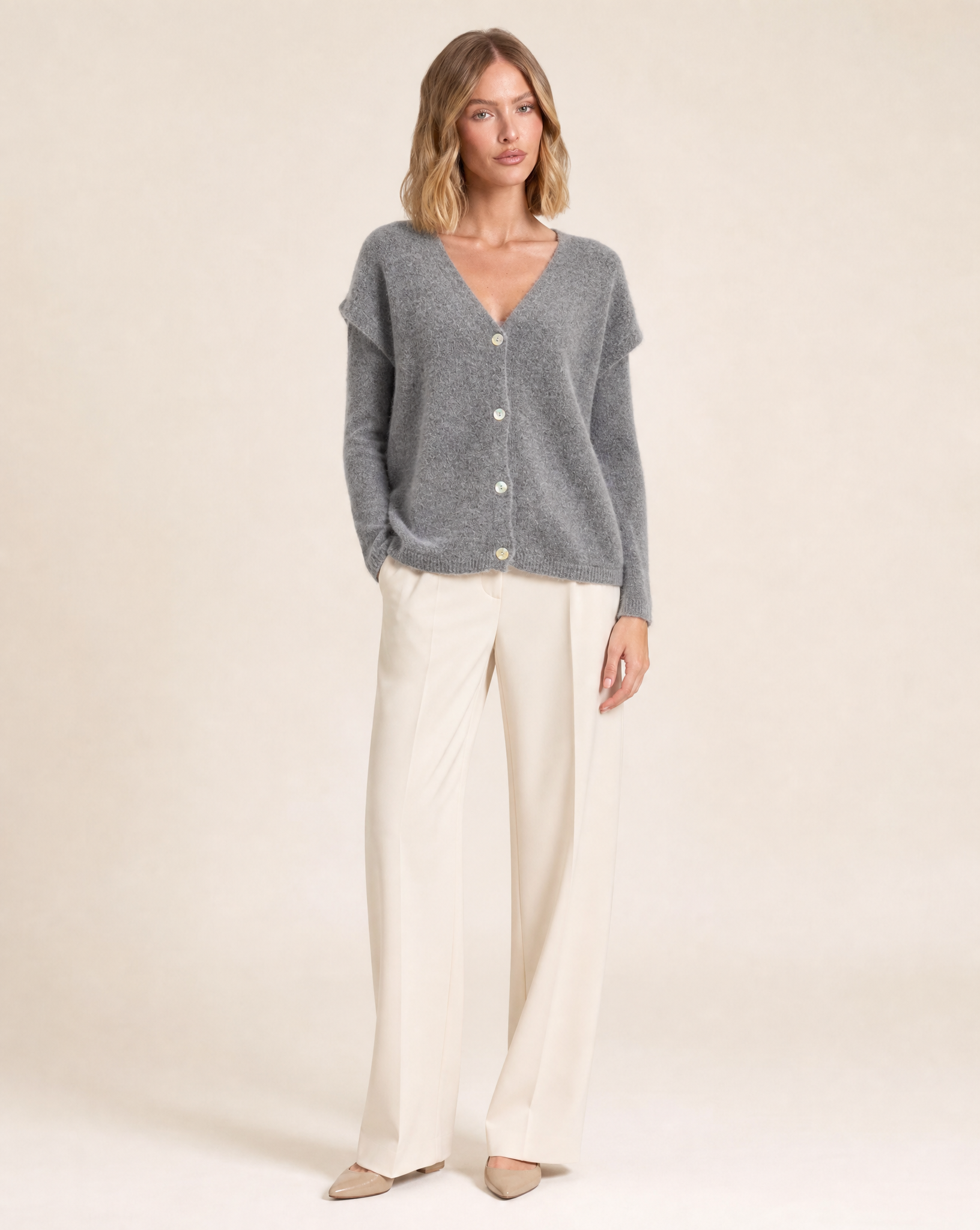 Cardigan morbido grigio n11 10273 indossato da Polly 5, vista frontale