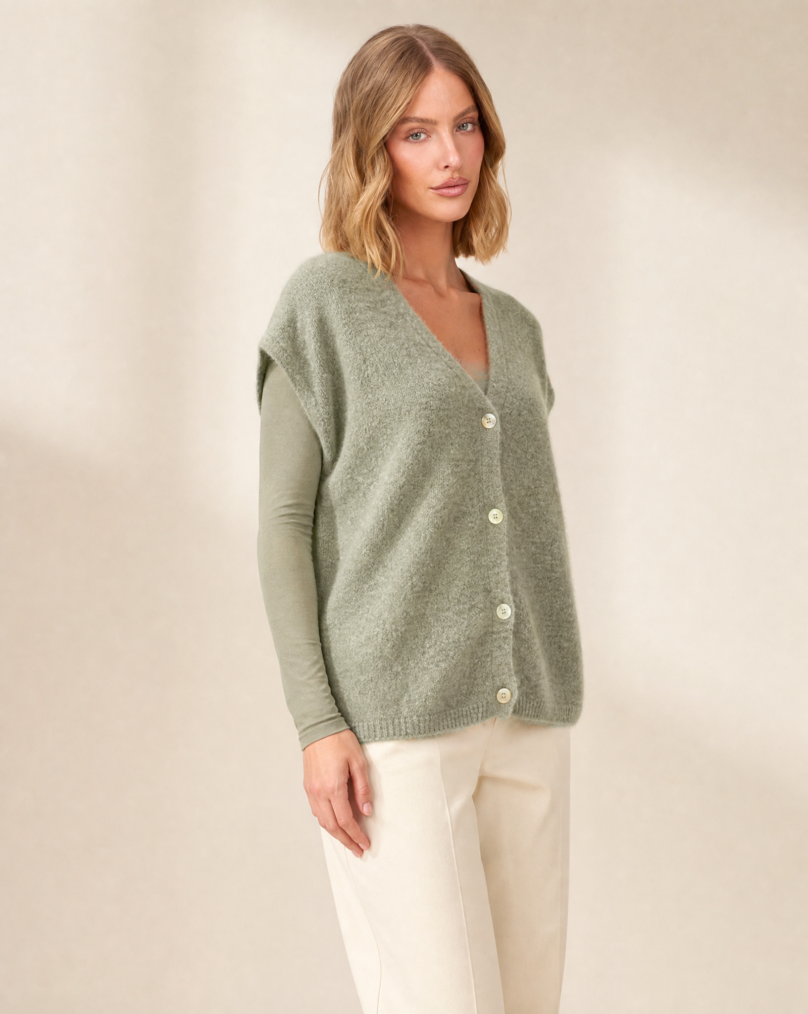 Cardigan morbido verde n11 10273 indossato da Polly 5, vista tre quarti