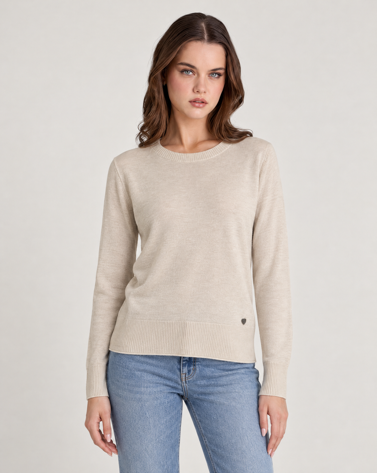Maglia donna girocollo in misto viscosa con bordi a costine Beige indossata da Polly 2, foto 1