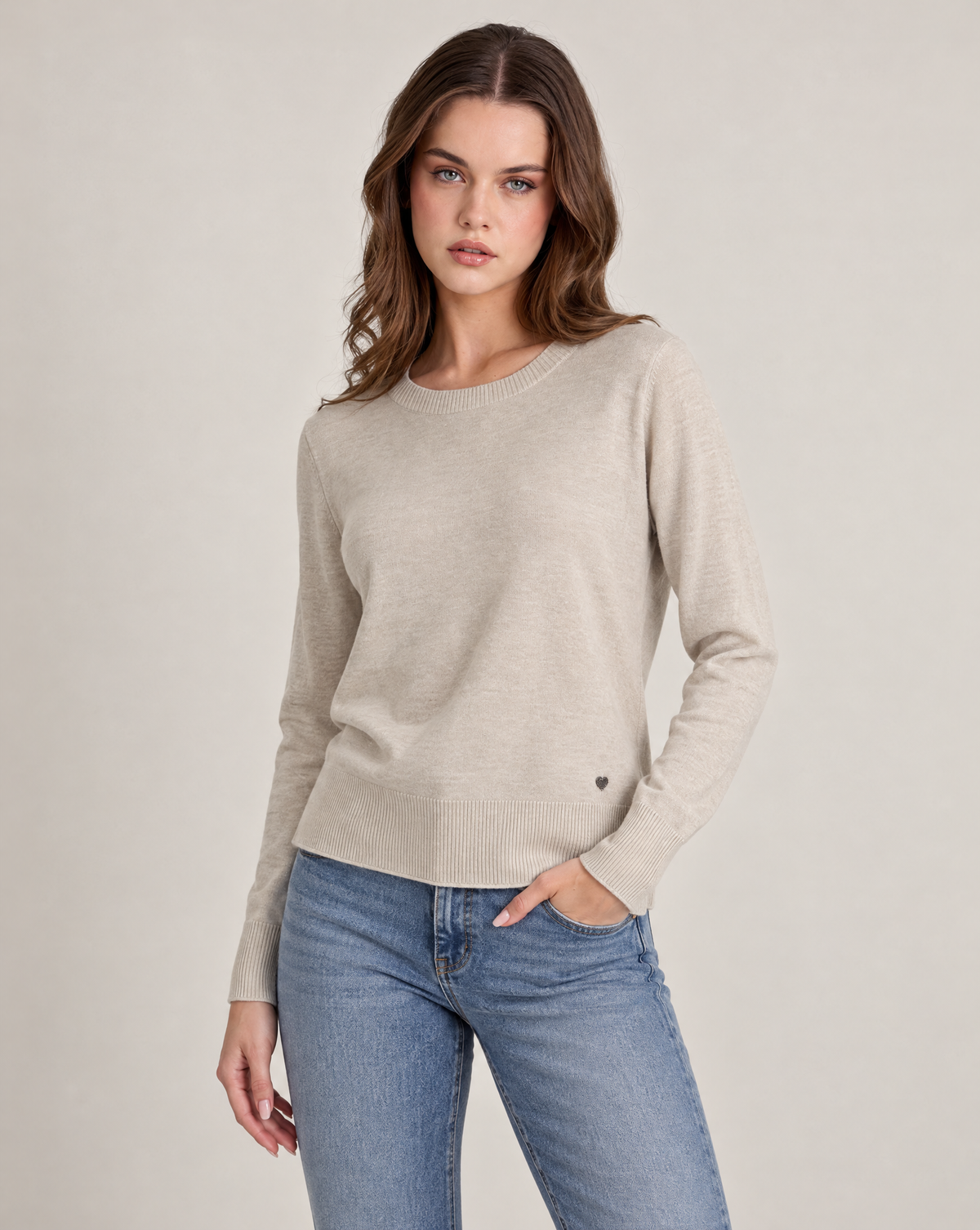 Maglia donna girocollo in misto viscosa con bordi a costine Beige indossata da Polly 2, foto 2