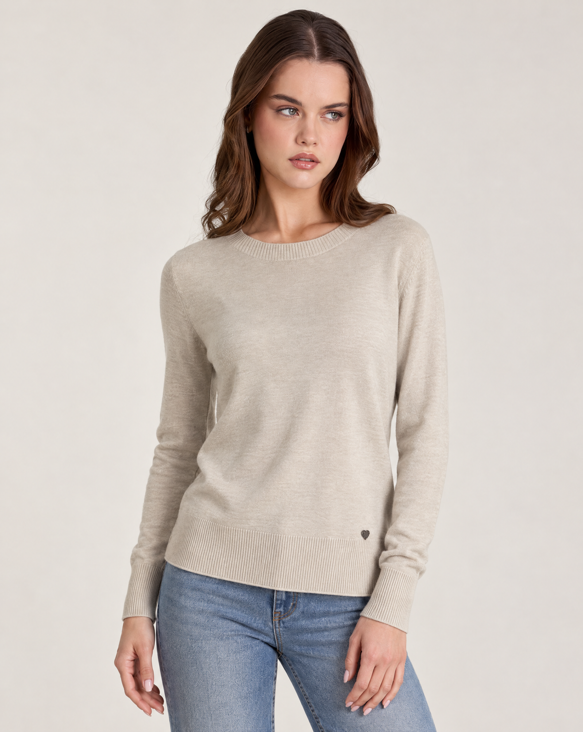 Maglia donna girocollo in misto viscosa con bordi a costine Beige indossata da Polly 2, foto 3