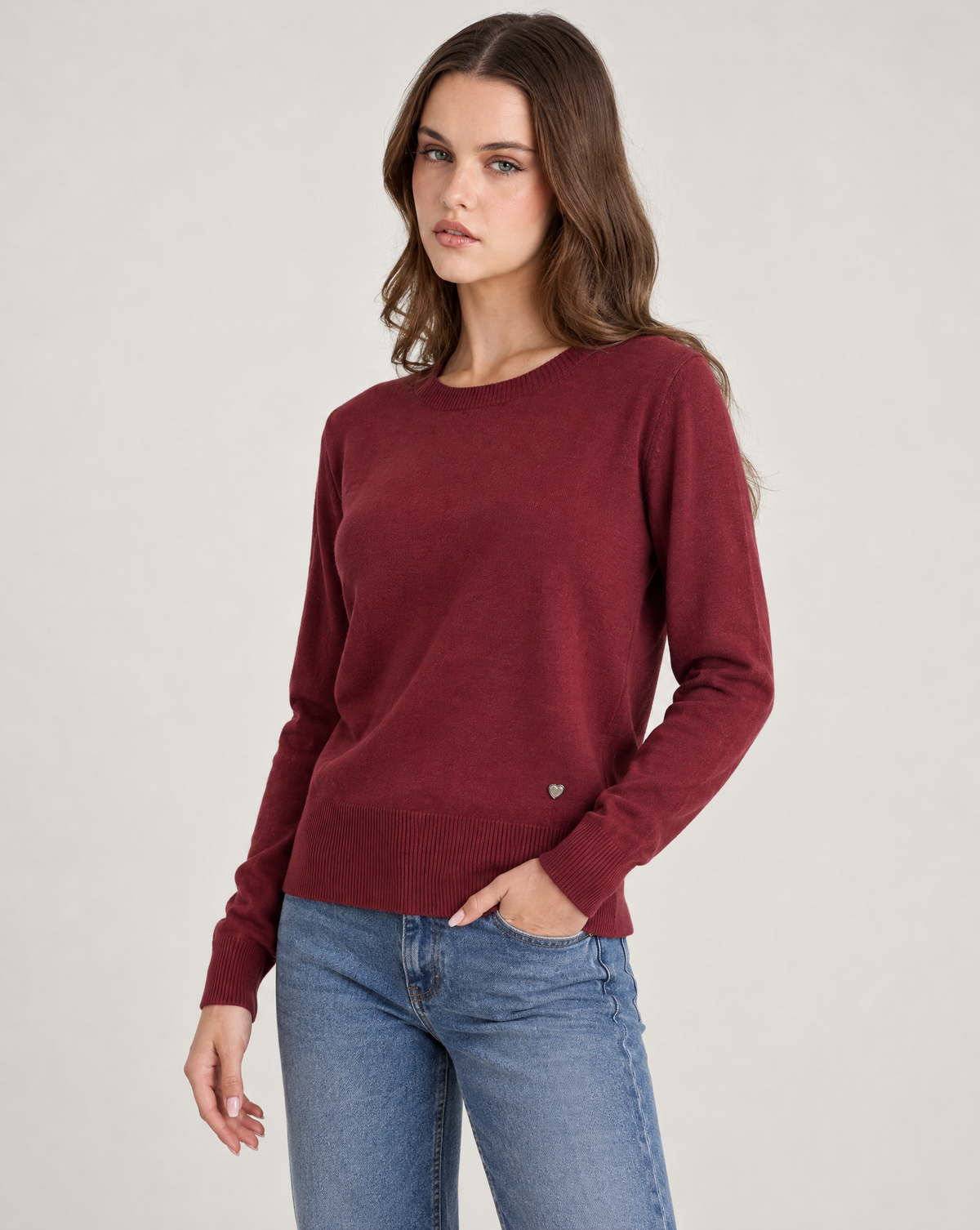 Maglia donna girocollo in misto viscosa con bordi a costine Bordeaux indossata da Polly 2, foto 2