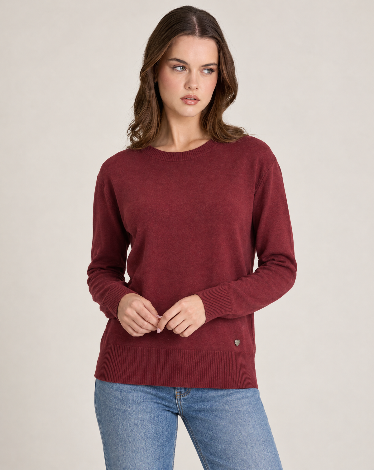 Maglia donna girocollo in misto viscosa con bordi a costine Bordeaux indossata da Polly 2, foto 3