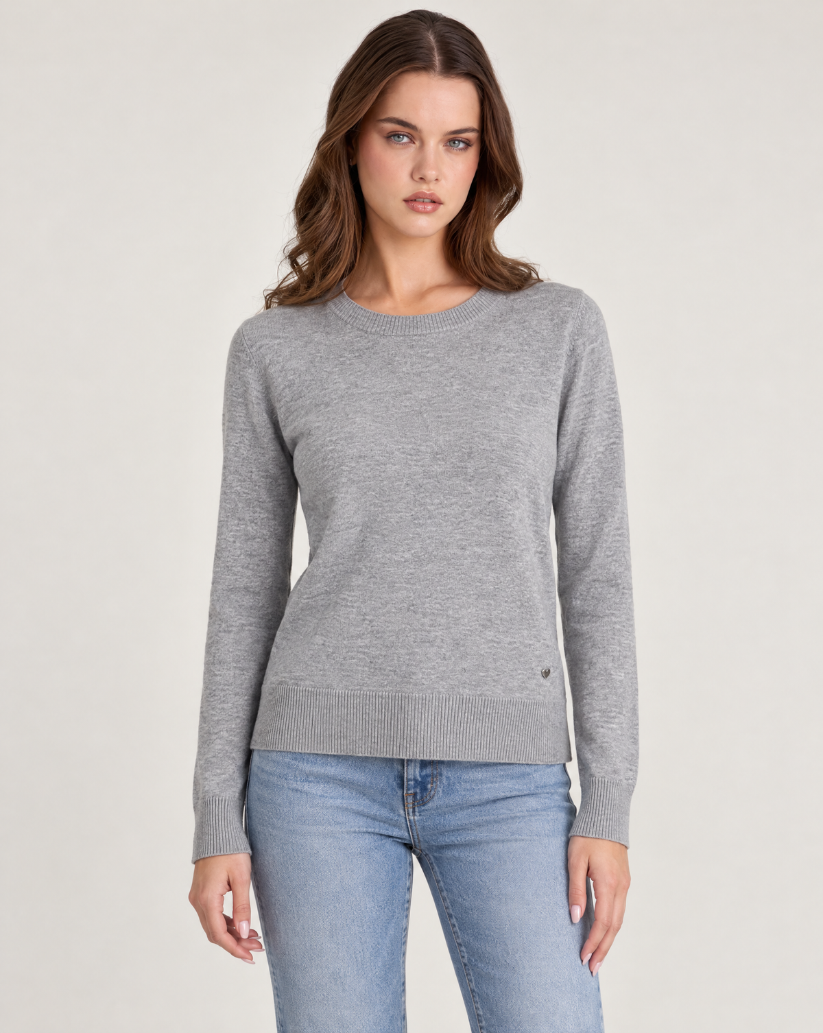 Maglia donna girocollo in misto viscosa con bordi a costine Grigio indossata da Polly 2, foto 1