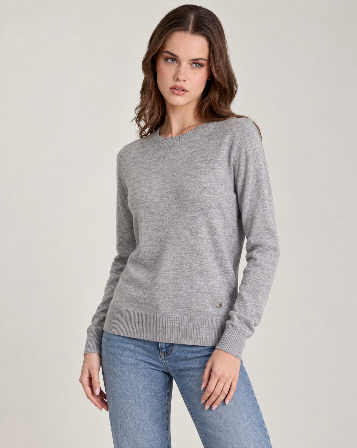 Maglia donna girocollo in misto viscosa con bordi a costine Grigio indossata da Polly 2, foto 2