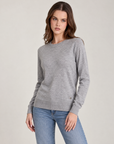 Maglia donna girocollo in misto viscosa con bordi a costine Grigio indossata da Polly 2, foto 2