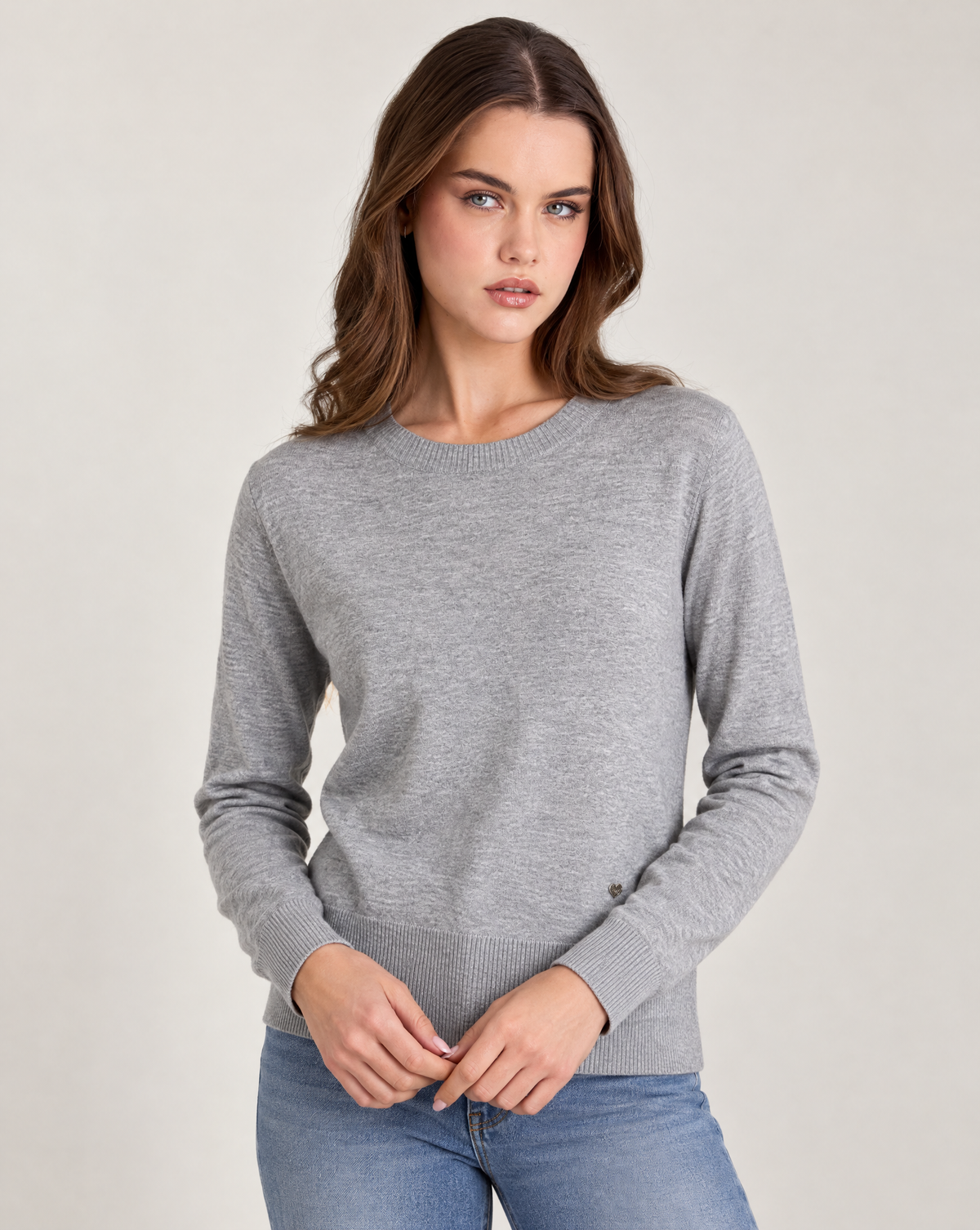 Maglia donna girocollo in misto viscosa con bordi a costine Grigio indossata da Polly 2, foto 3