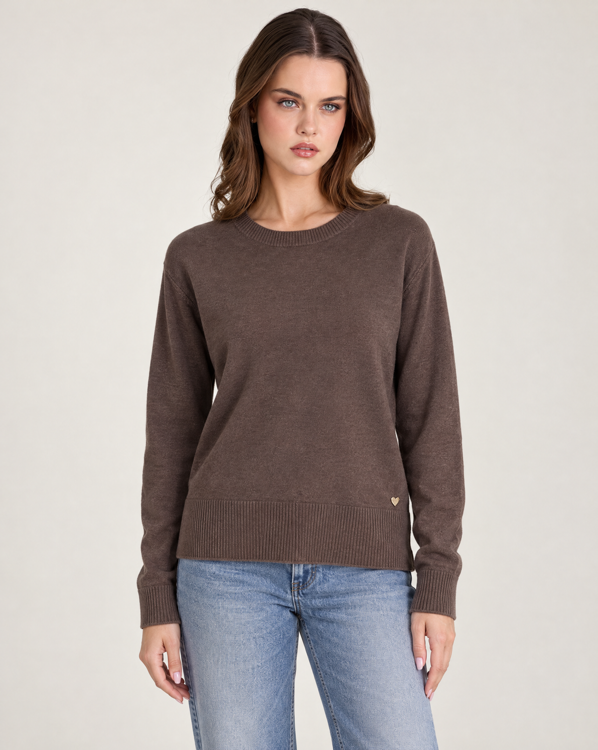 Maglia donna girocollo in misto viscosa con bordi a costine Marrone indossata da Polly 2, foto 1