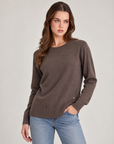 Maglia donna girocollo in misto viscosa con bordi a costine Marrone indossata da Polly 2, foto 2