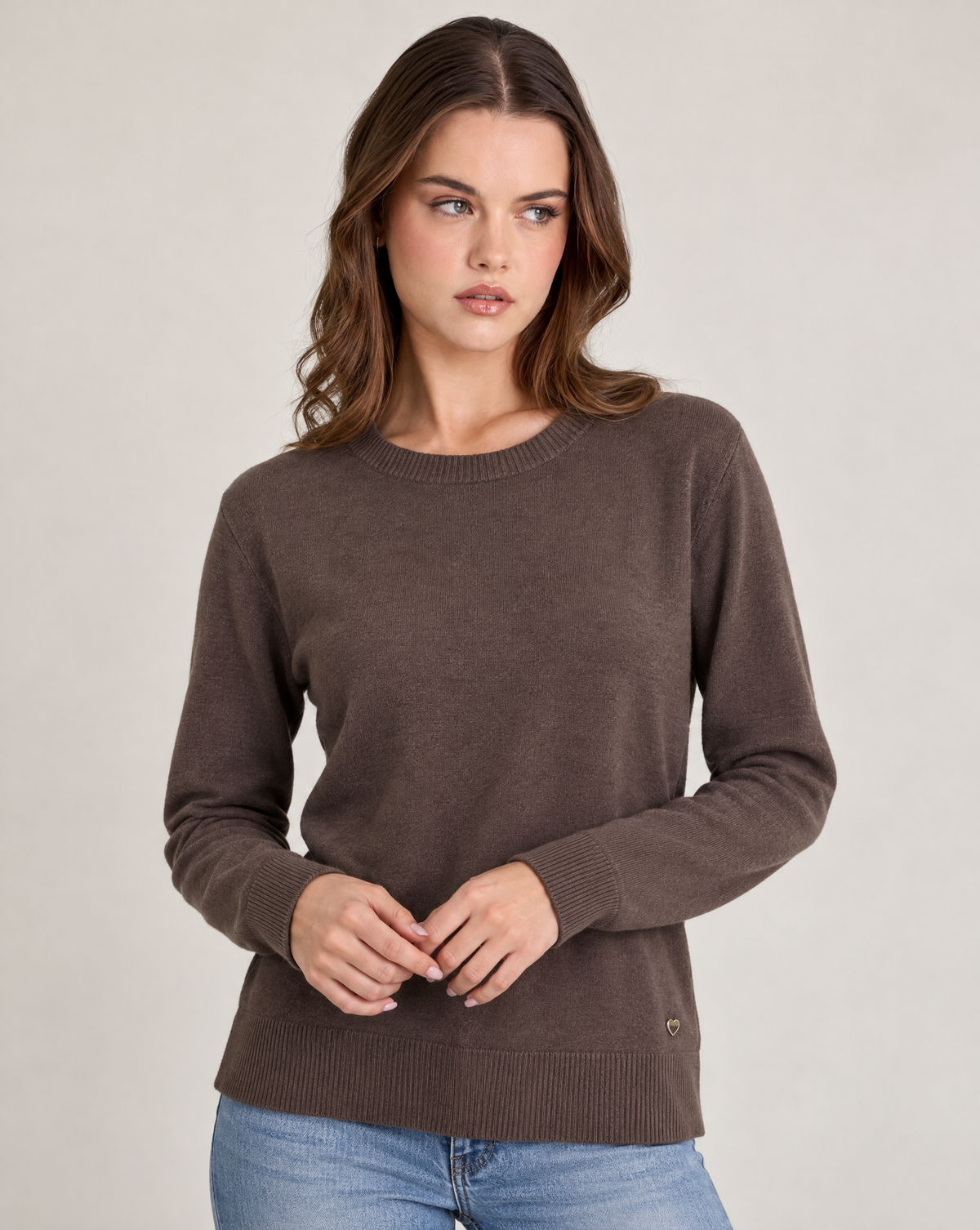Maglia donna girocollo in misto viscosa con bordi a costine Marrone indossata da Polly 2, foto 3