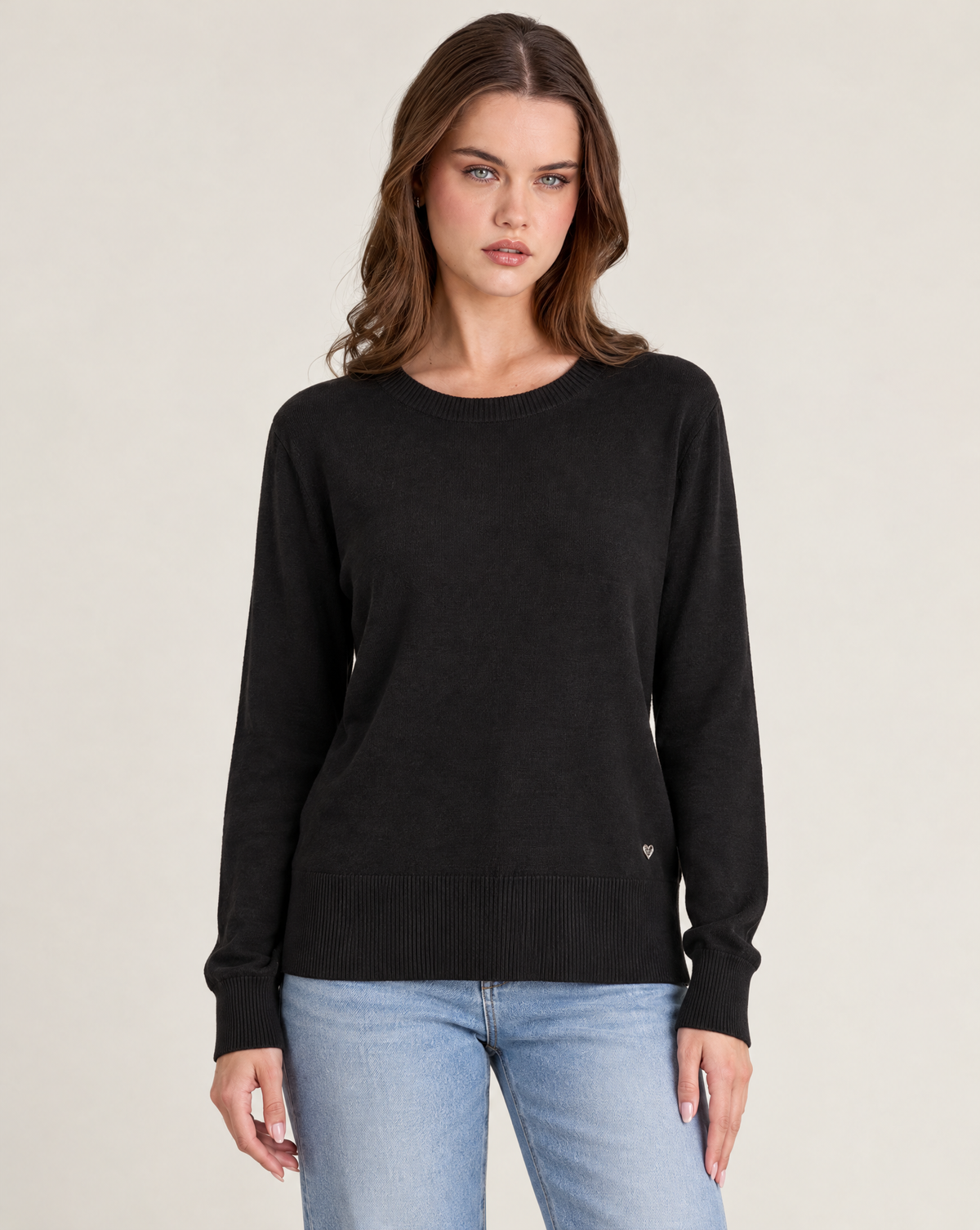 Maglia donna girocollo in misto viscosa con bordi a costine Nero indossata da Polly 2, foto 1