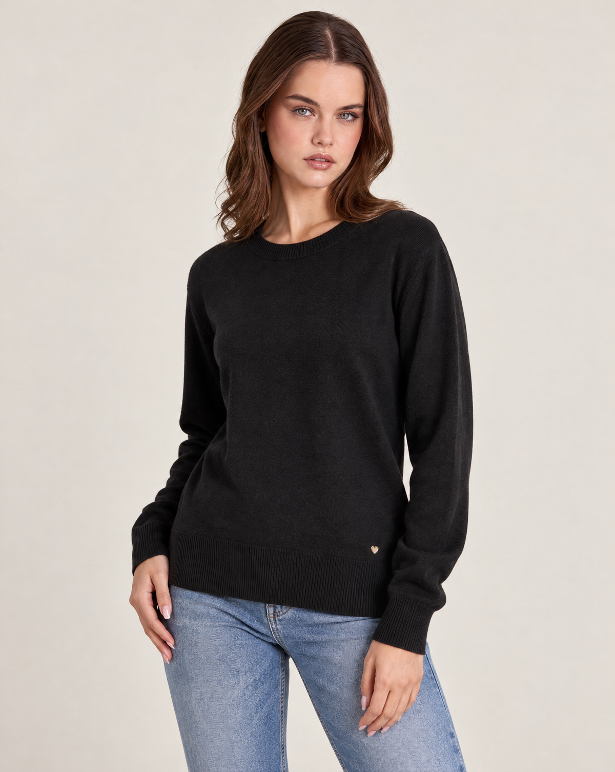 Maglia donna girocollo in misto viscosa con bordi a costine Nero indossata da Polly 2, foto 2