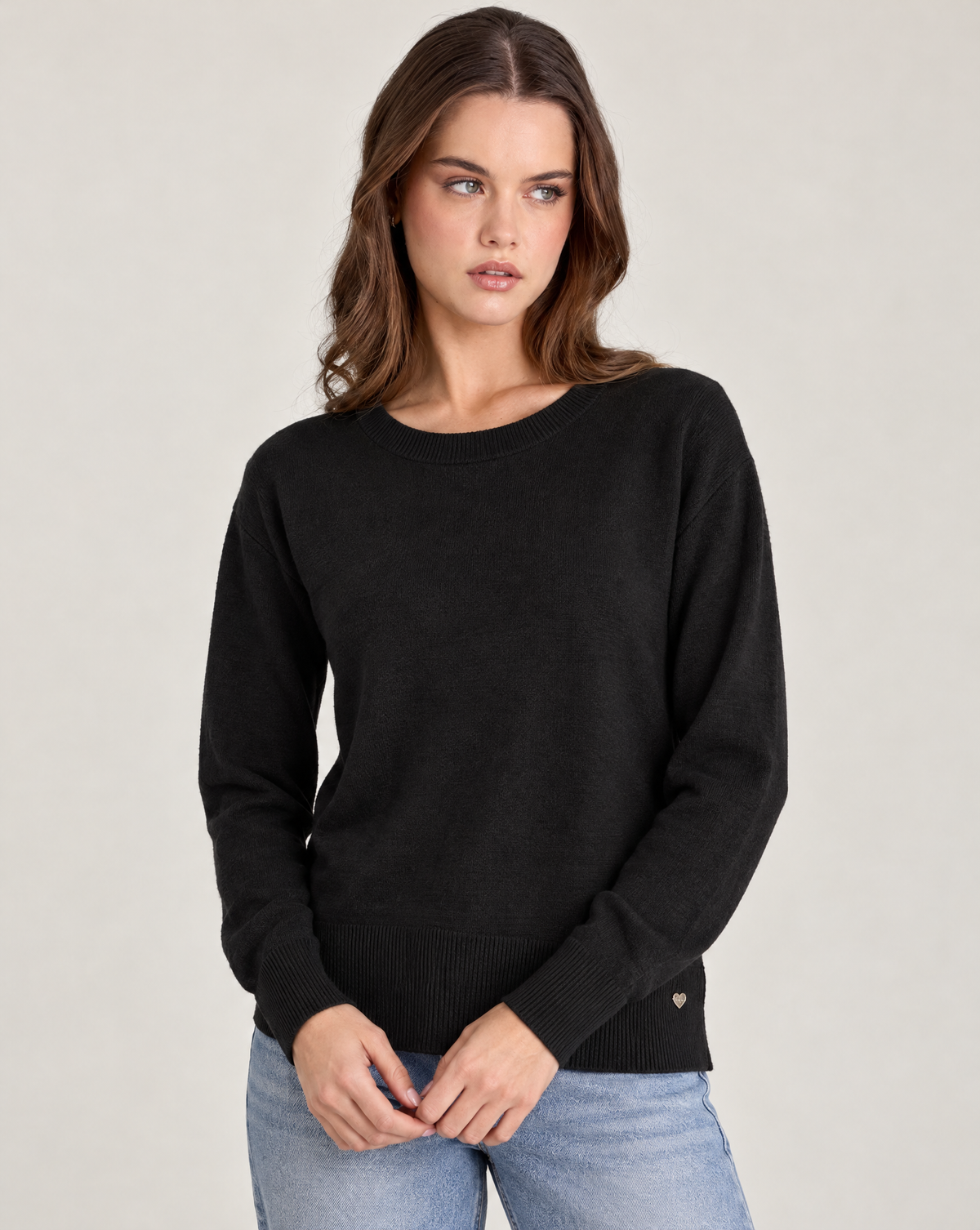 Maglia donna girocollo in misto viscosa con bordi a costine Nero indossata da Polly 2, foto 3