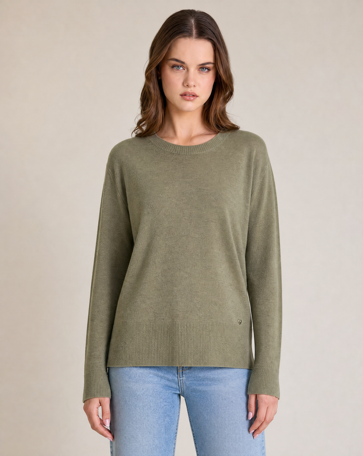 Maglia donna girocollo in misto viscosa con bordi a costine Verde indossata da Polly 2, foto 1