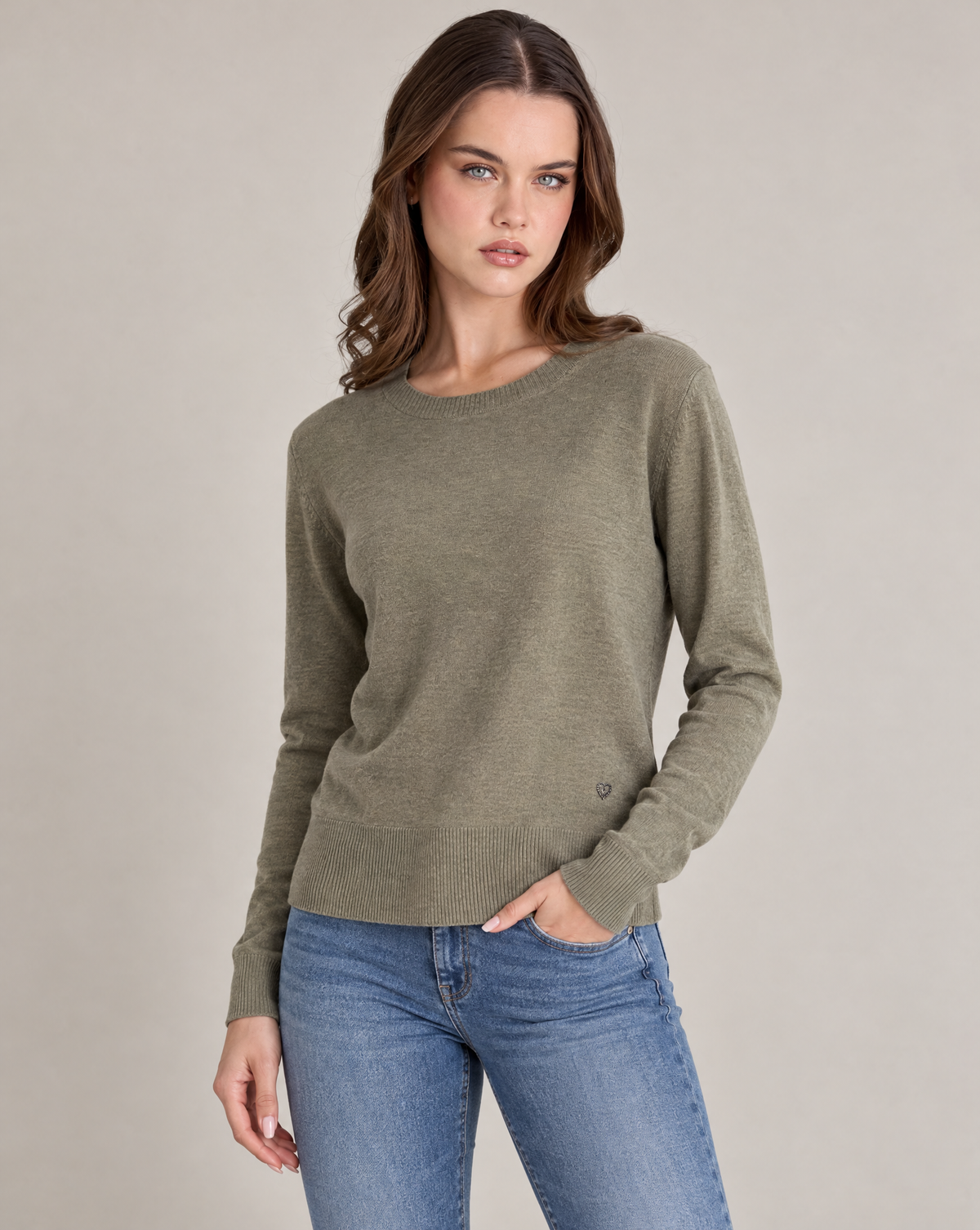 Maglia donna girocollo in misto viscosa con bordi a costine Verde indossata da Polly 2, foto 2